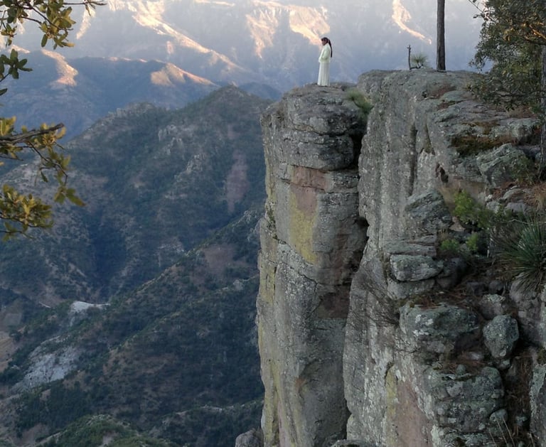 Una persona para en las barrancas del cobre, es una imagen amplia.