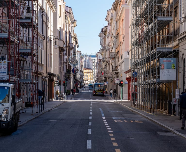 Kaupunkimaisema Euroopassa tyhjällä kadulla