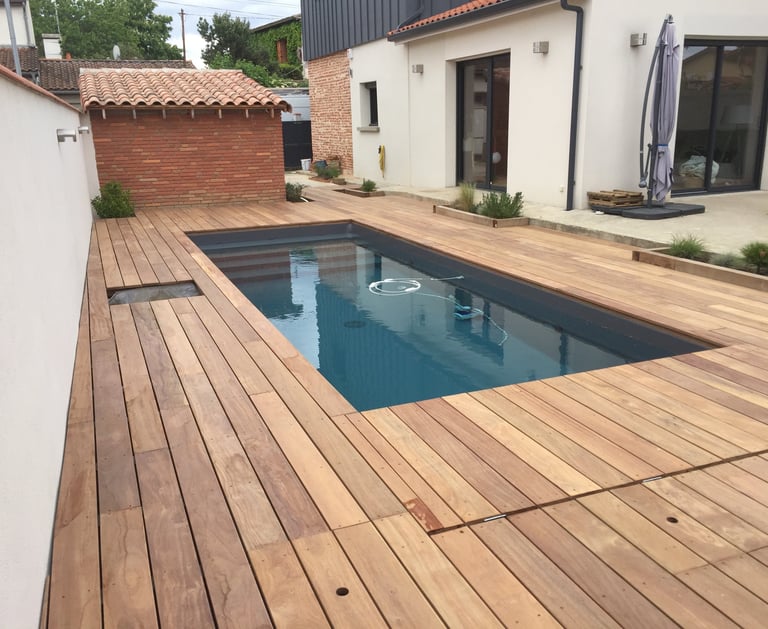 terrasse en cumaru autour d'une piscine