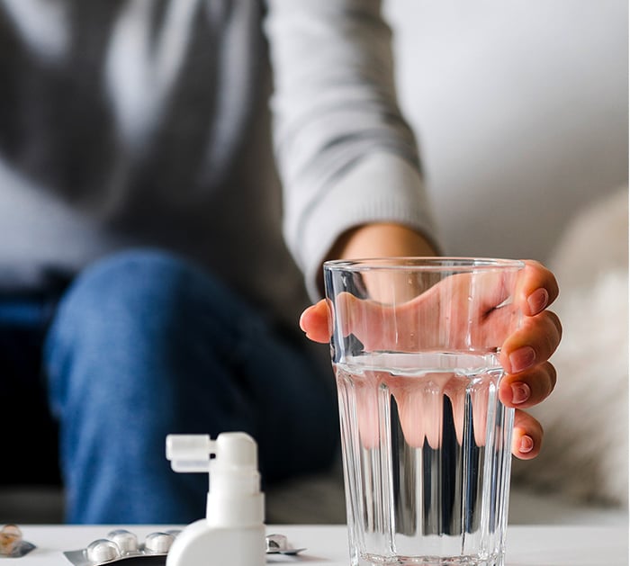 vaso agua agarrado por mujer