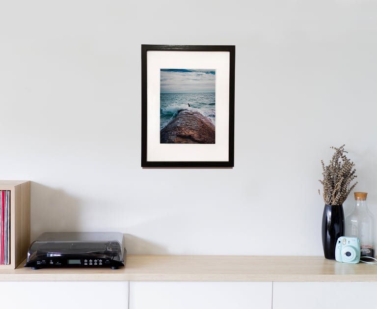 mise en situation d'une photo encadrée et accrochée sur un mur