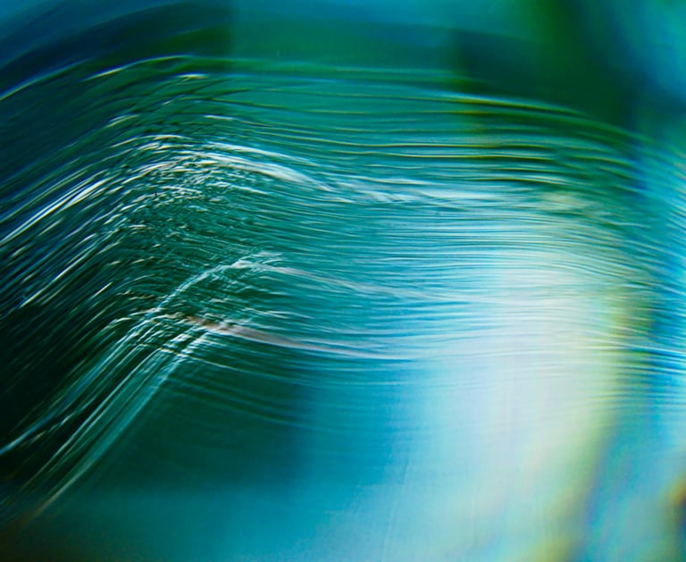 a close up of a blurry image of a wave