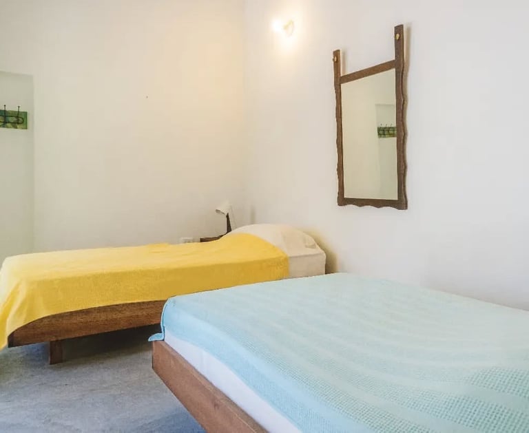 Cuarto sencillo doble en Casa Bela Honda Tolima con dos camas individuales.