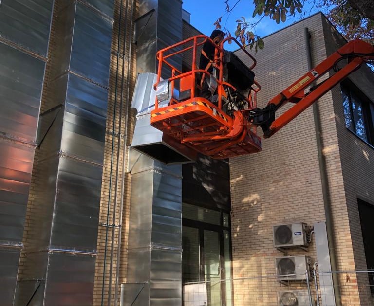 grua de AISPAM realizando una instalación