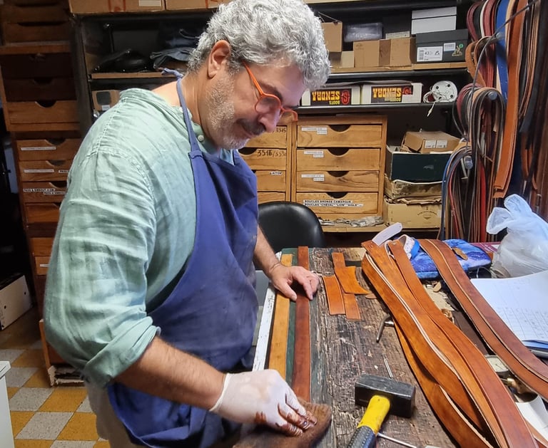 un homme en chemise bleue tient un marteau et une massette