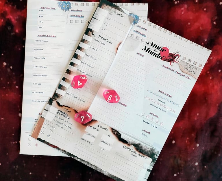 Dos fichas del sistema de rol "Amor de otro Mundo", con tres dados rosas de 10 caras sobre ellas