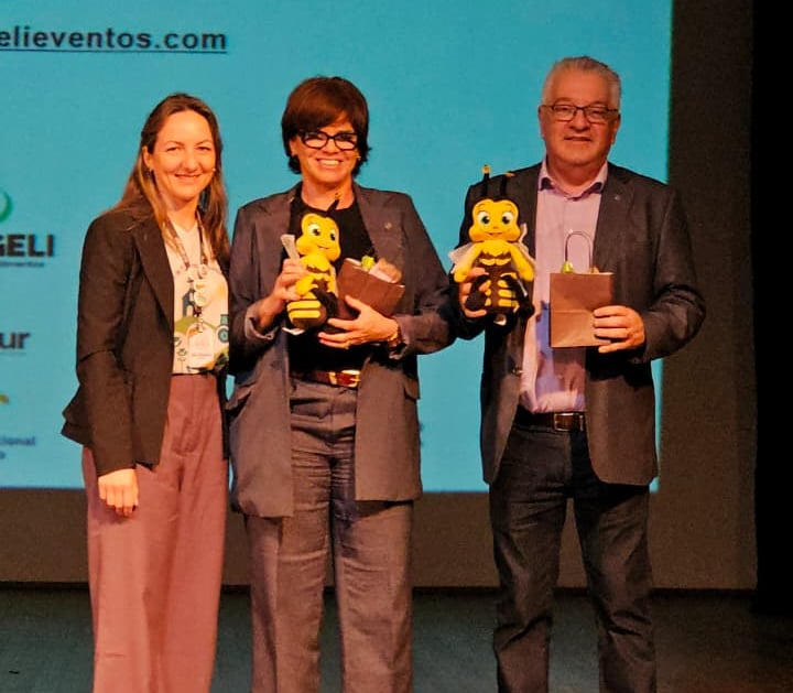 Paulo e Nira Angeli juntamente com a Presidente da Adetur Josi Borelli