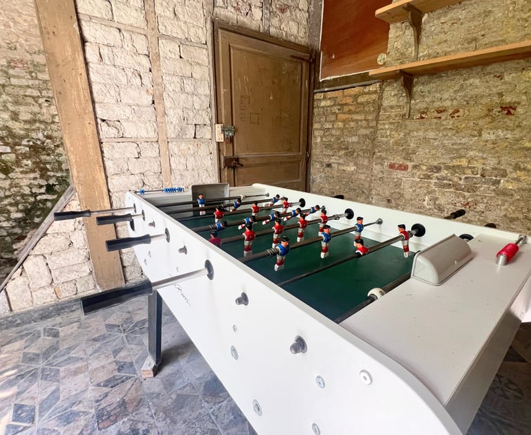 Baby-foot convivial dans logement meublé pour moments de détente entre collègues.