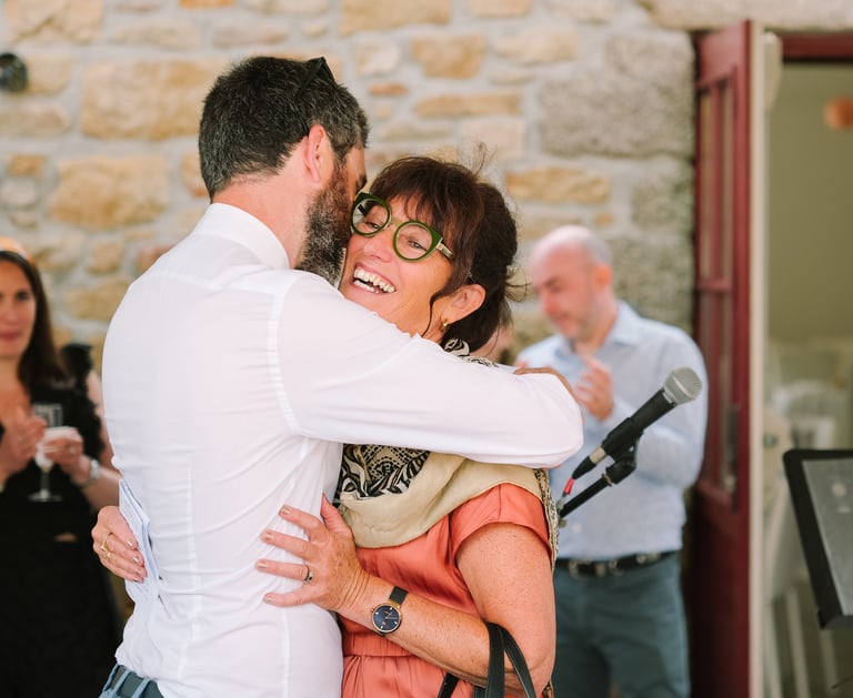Marié faisant un câlin à sa mère