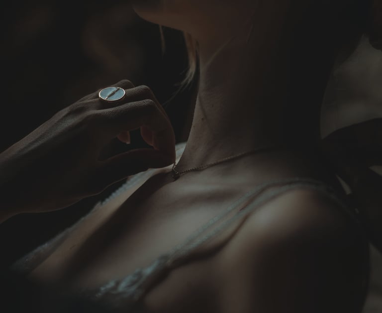 Témoin aidant la marié à se préparer