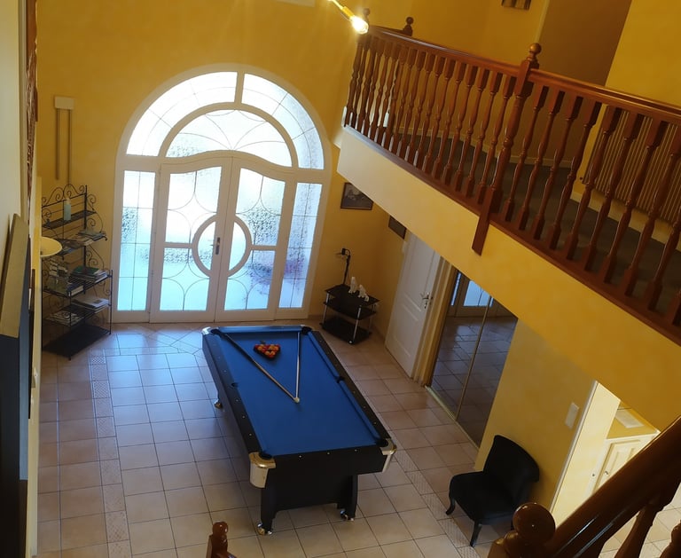 Vue sur le hall d'entrée depuis l'étage