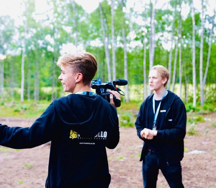 Viktor står och filmar