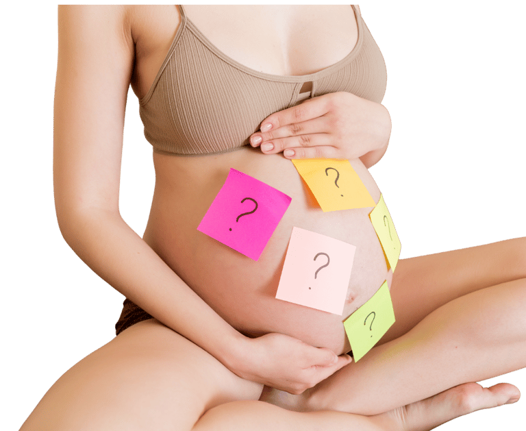 Gestante sentada com varios post colado na Barriga com ?