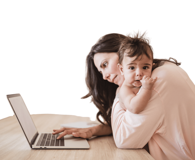 Mae com filho no ombro e pesquisando na internet