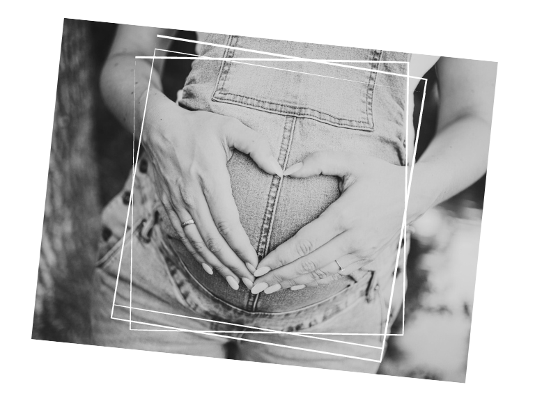 manos con forma de corazón en barriga de embarazada