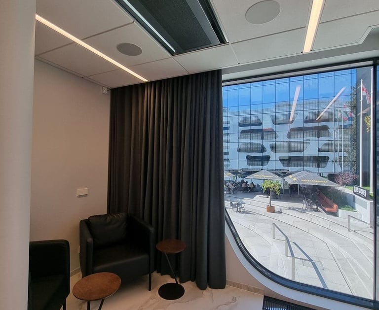 Tamsiai pilkos naktinės blackout užuolaidos