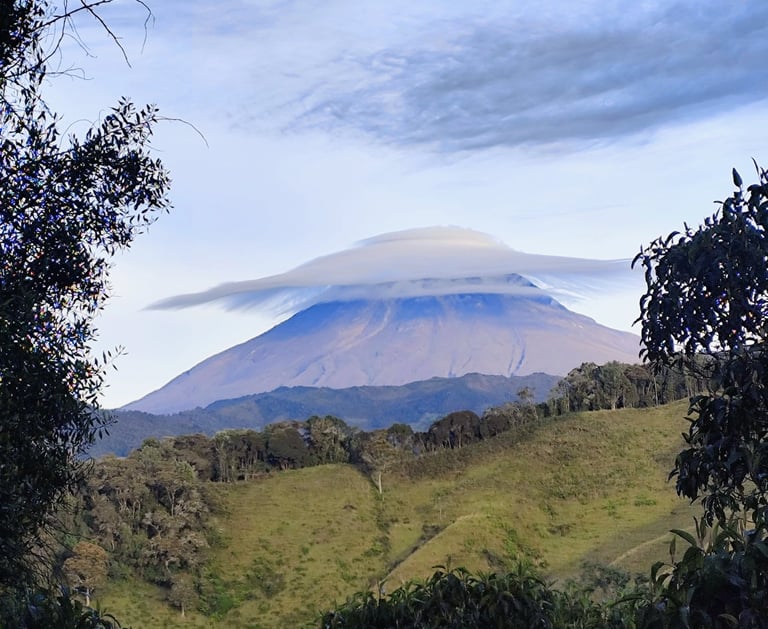 Vista del Nevado del Tolima con paisaje de alta montaña en Anzoátegui