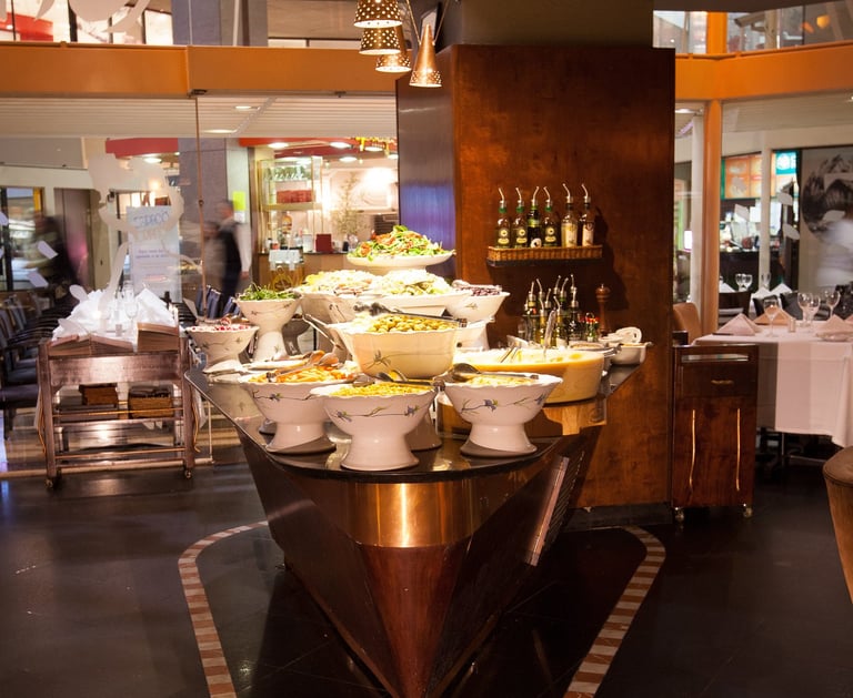 mesa buffet montada com pratos e comidas barbacoa