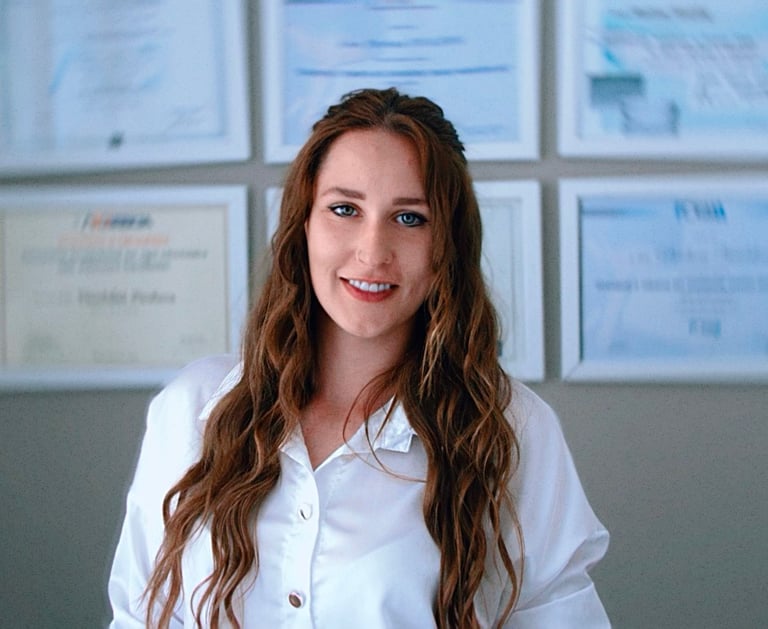 Miriam Zeni in a white shirt and a white shirt