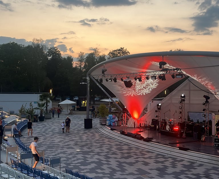 Eine Bühne, auf der einmal im jahr Rock am alten klärwerk stattfindet