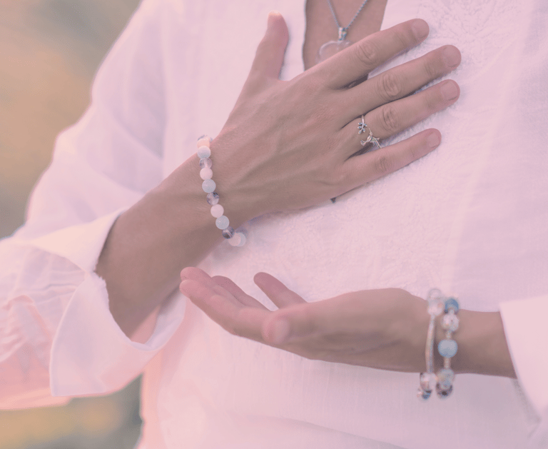 Femme qui pose sa main sur son buste - - Nathalie Collet Voix Son Vibration