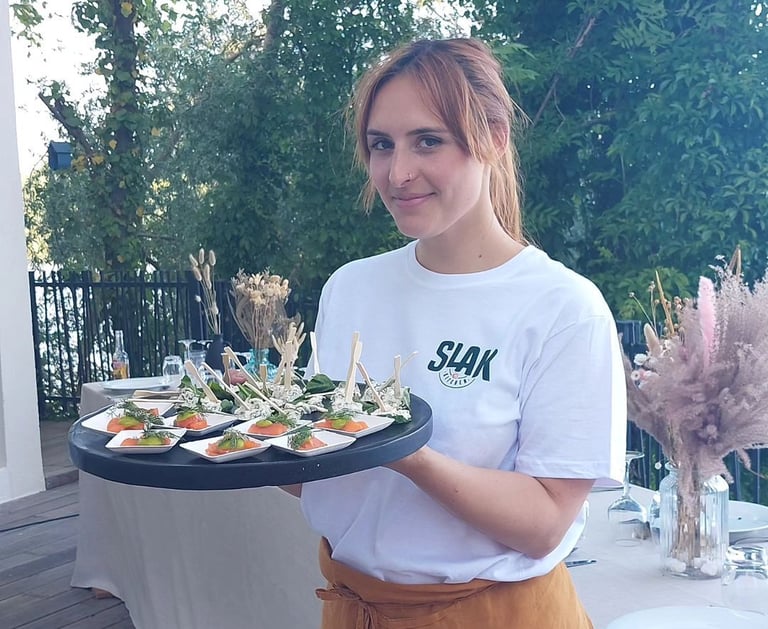 Photo de Sarah Plasschaërt tenant un plateau de bouchées cuisinées