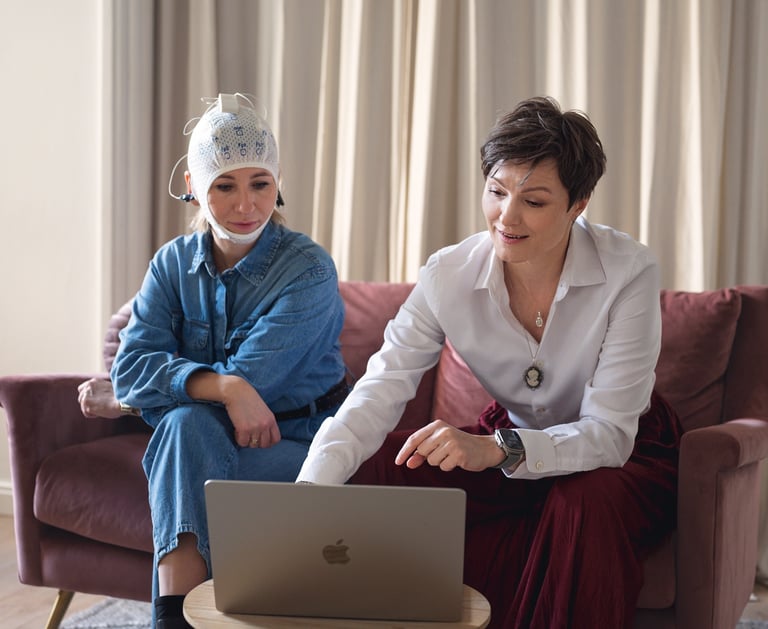 neurocoach pokazuje klientce wyniki