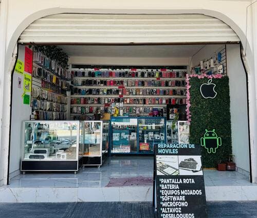 “Tienda de reparación de teléfonos móviles con filas de fundas y un letrero de reparación de display