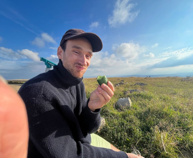 Ole auf dem Brocken, wie er eine Gurke isst.