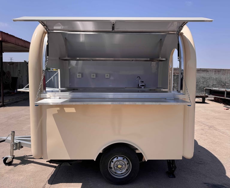 Foodtruck demi-rond TF-DM Classic couleur RAL ivoire clair, finition lisse, coque en fibre de verre et châssis galvanisé, cer