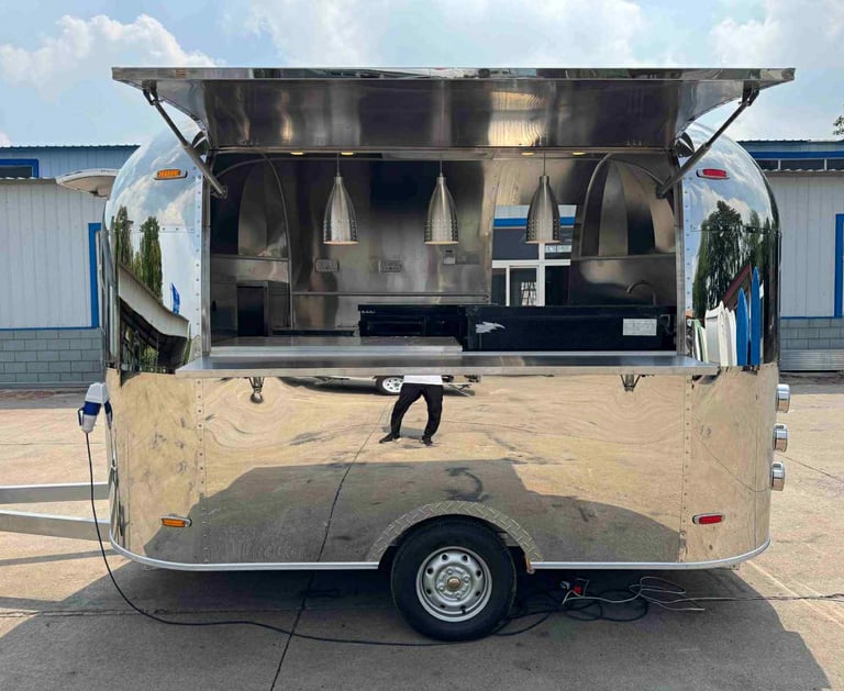 Foodtrailer Airstream de Tyler’s Foodtrailers, modèle au design rétro en acier inoxydable poli miroir, spacieux, élégant et p