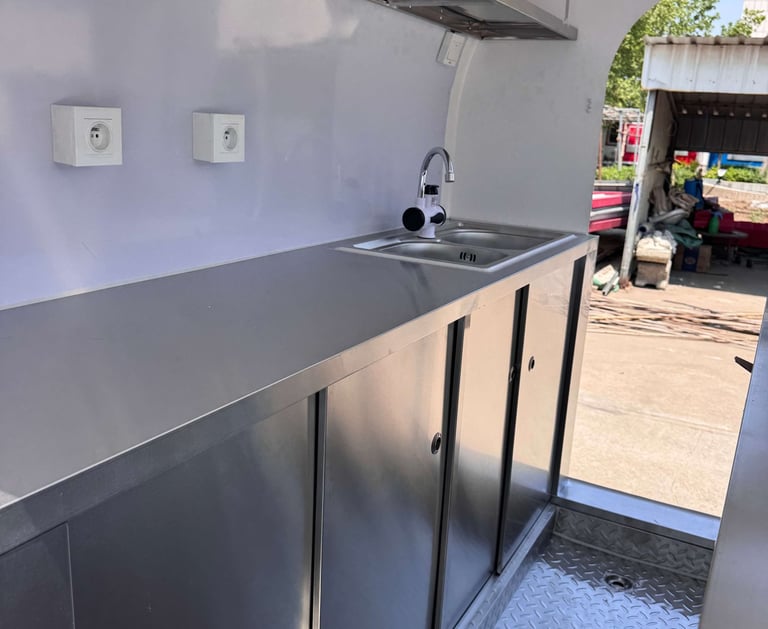 Foodtruck demi-rond TF-DM Classic couleur RAL ivoire clair, finition lisse, coque en fibre de verre et châssis galvanisé, cer