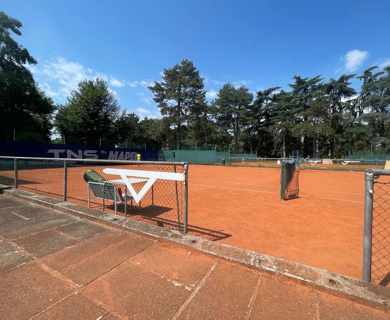 Campo da tennis in terra rossa presso il Centro Tennis Aeronautica, Milano.