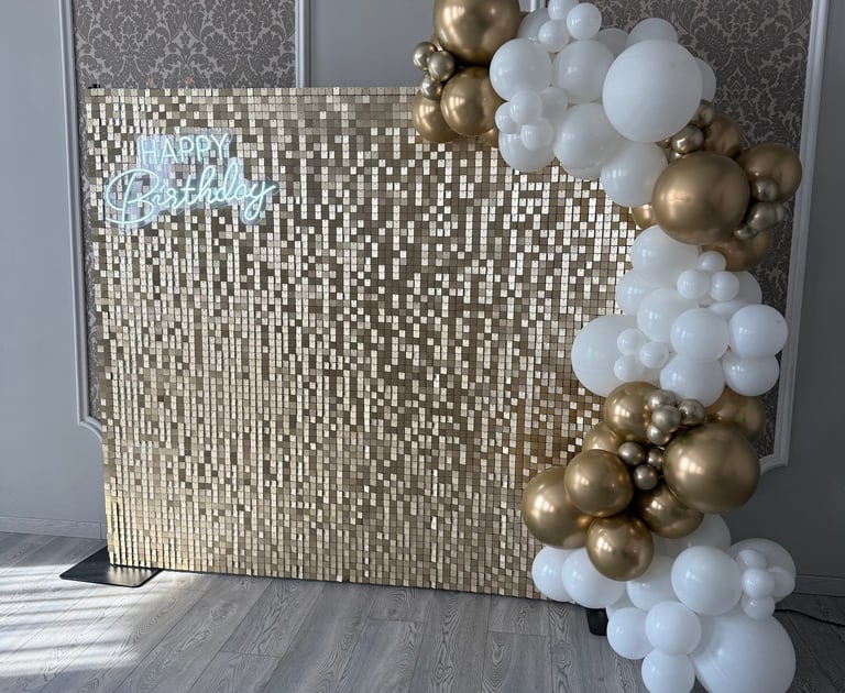 Blizgi auksinė foto siena, foto siena renginiams, foto siena gimtadieniui, veidrodine foto siena