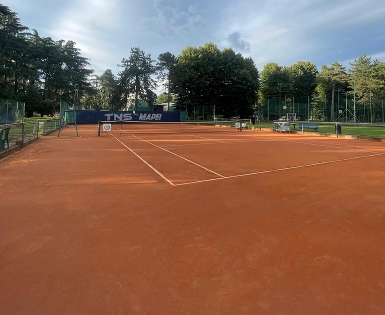 Campo da tennis in terra rossa presso il Centro Tennis Aeronautica, Milano.