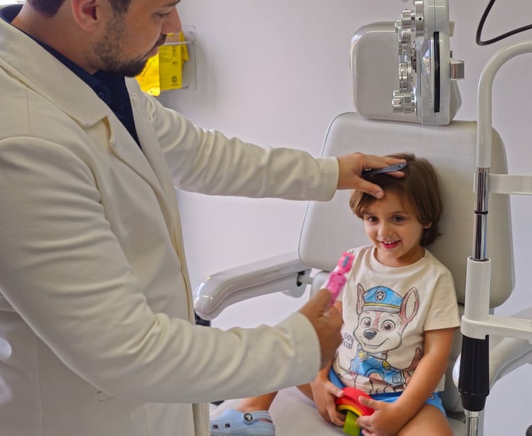 Dr Paolo Knopp em atendimento oftalmológico pediátrico