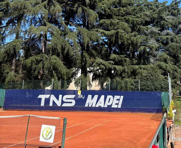 Campo da tennis in terra rossa presso il Centro Tennis Aeronautica, Milano.