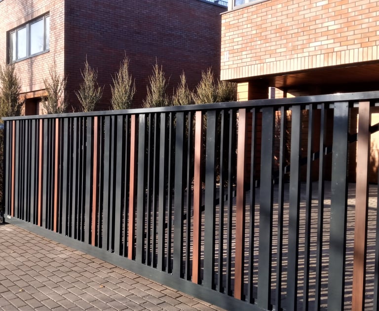 stumdomi slankieji aliuminio vartai su vertikaliai išdėstytų aliuminio profilių užpildu