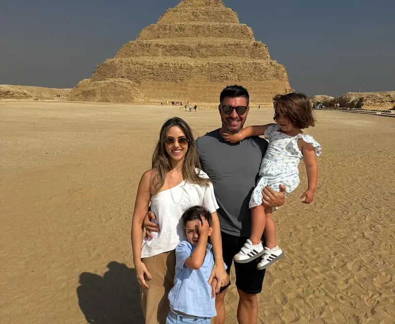 Familia de turistas brasileiros visitando o complexo funerario de Saqqara com guia egiptologo hadi salah 