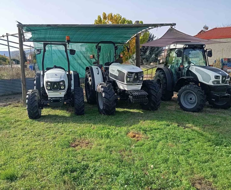 3 τρακτέρ Lamborghini σε άσπρο χρώμα - 2 ανοιχτά και 1 με κουβούκλιο