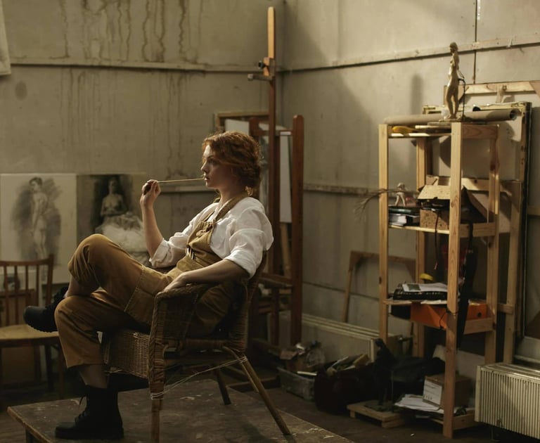 Mesa com ferramentas criativas – Caderno, lápis e café em ambiente inspirador.