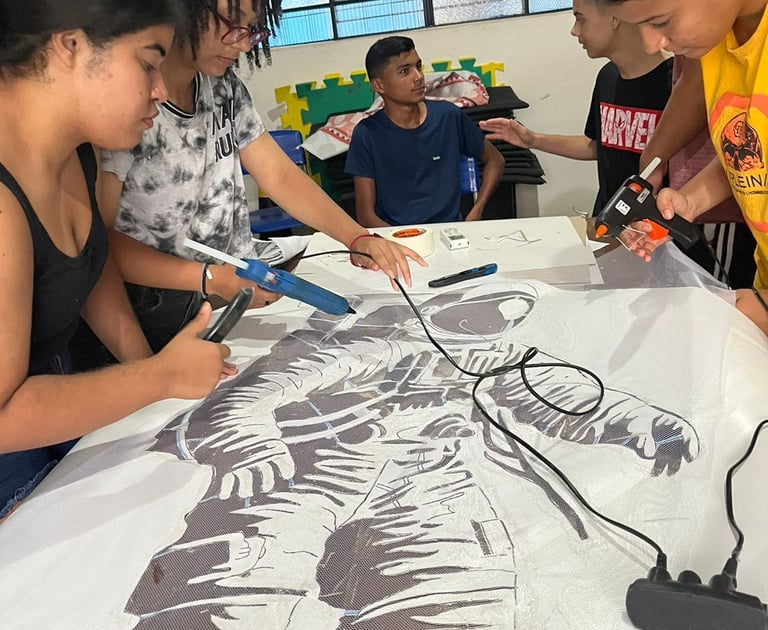 Sérgio e Amanda com alunos – Artistas e alunos ao final das oficinas, celebrando as novas criações