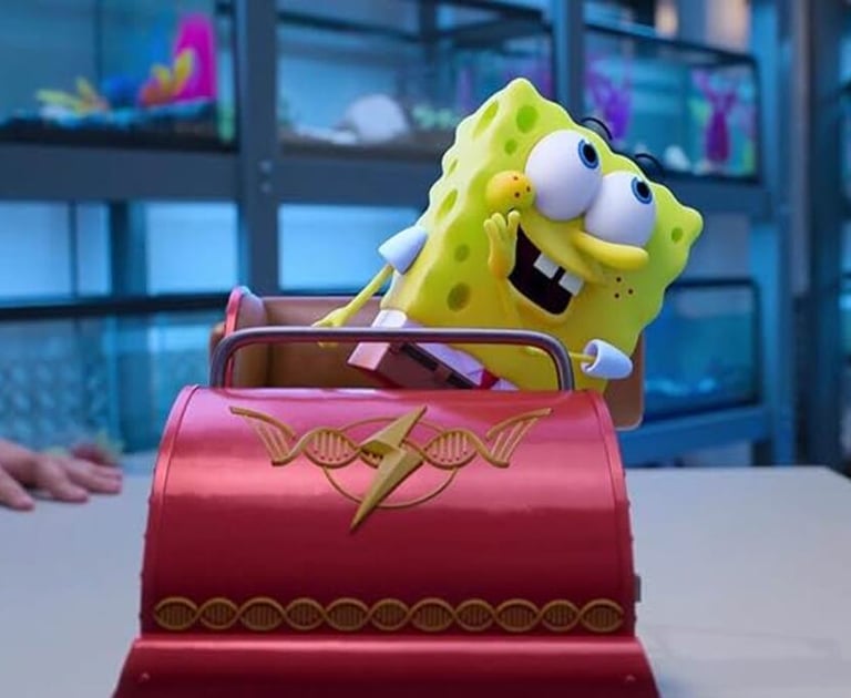 Personagens de Bob Esponja em um painel temático MIS Experience