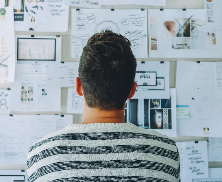 Pessoa observando suas estrategias culturais