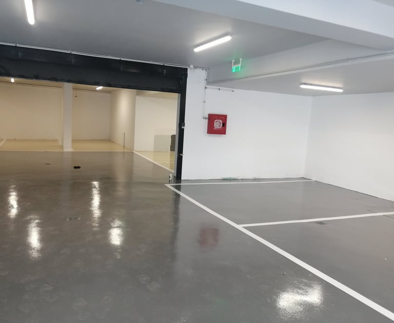 Διαγραμμίσεις parking , σε εμπορικό κέντρο