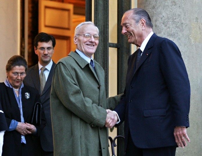 Pierre Mazeaud serre la main à Jacques Chirac ©AFPc