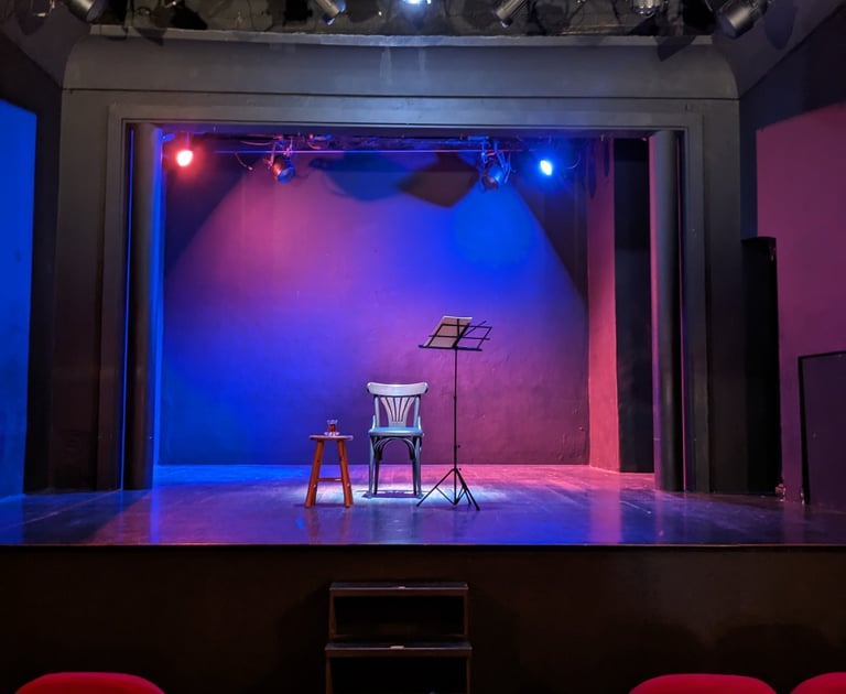 Chaise et pupitre sur la scène du Théâtre Antibéa pour la pièce de Zeynep Kaçar