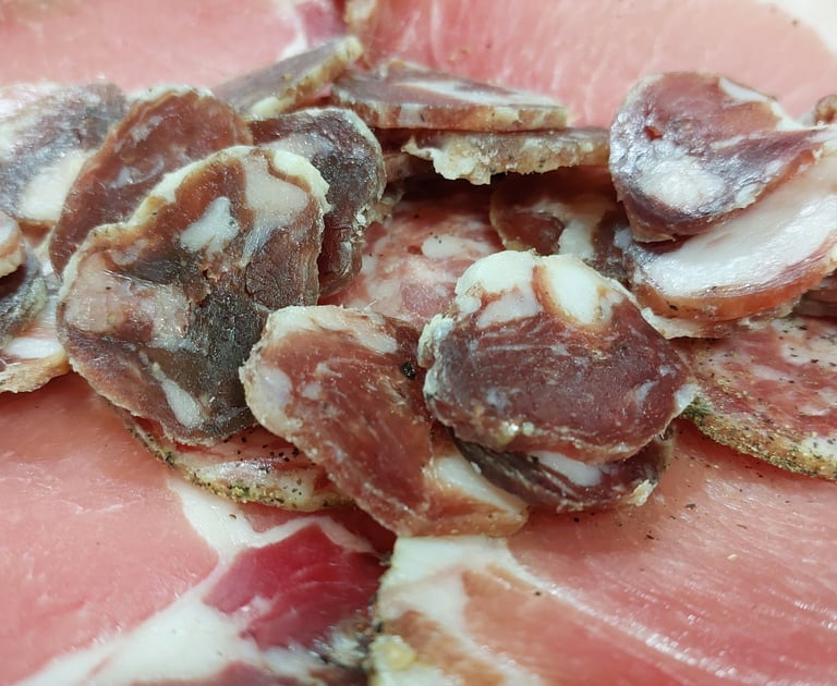 Primer plano de embutidos sardos caseros de Agrisole