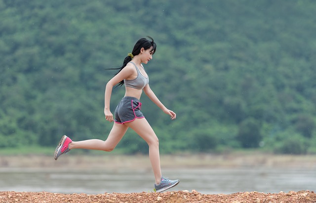 una mujer joven haciendo running a la orilla de un lago