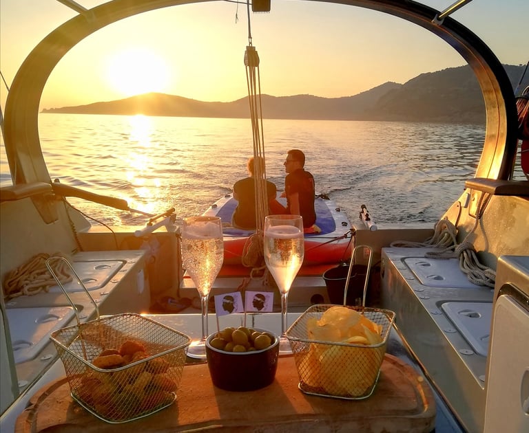 coucher de soleil et apéritif à bord d'un voilier à Algajola